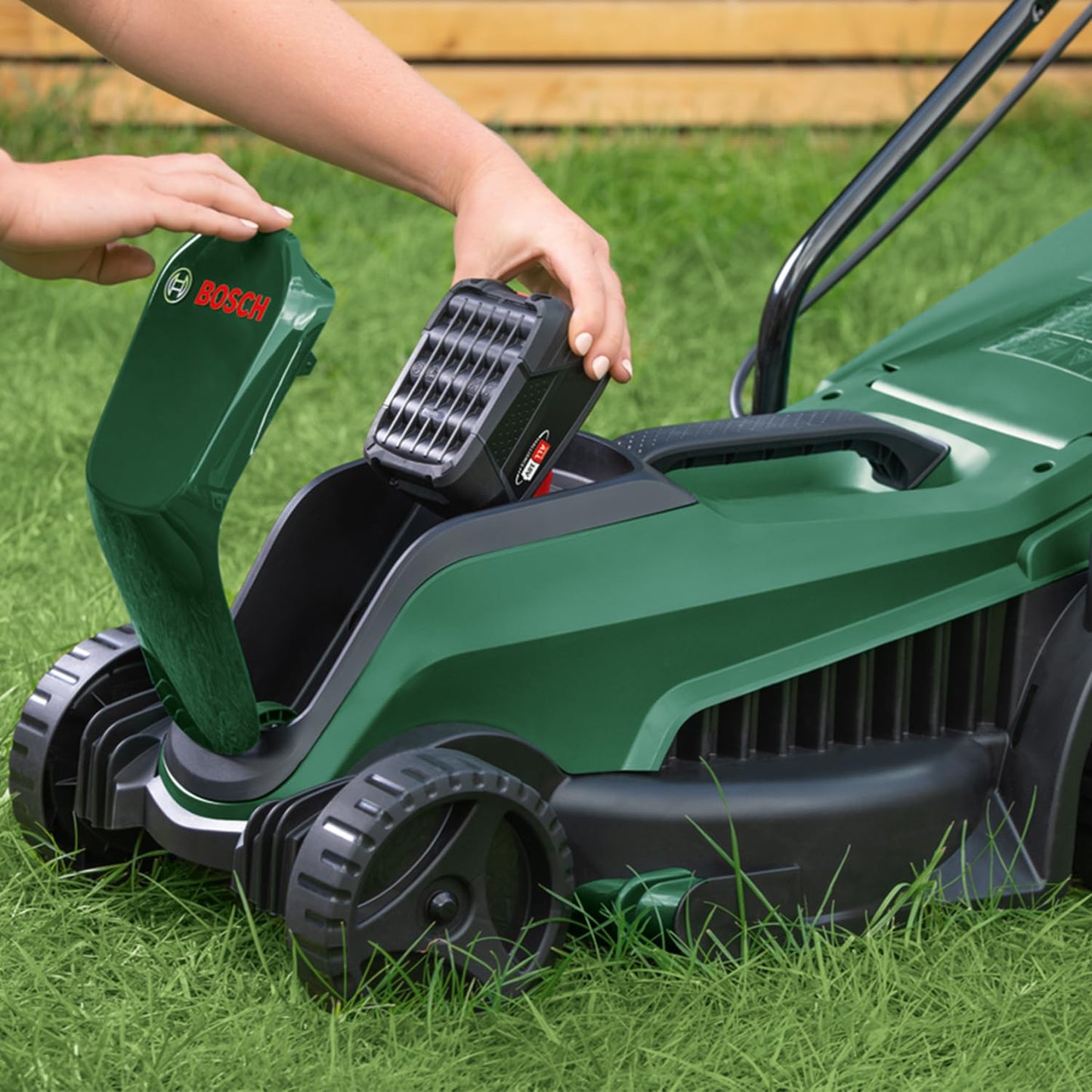 Bosch Cordless Lawnmower EasyMower 18V-32-200 (Without Battery, 18 Volt System, Cutting Width: 32 cm, in Carton Packaging)