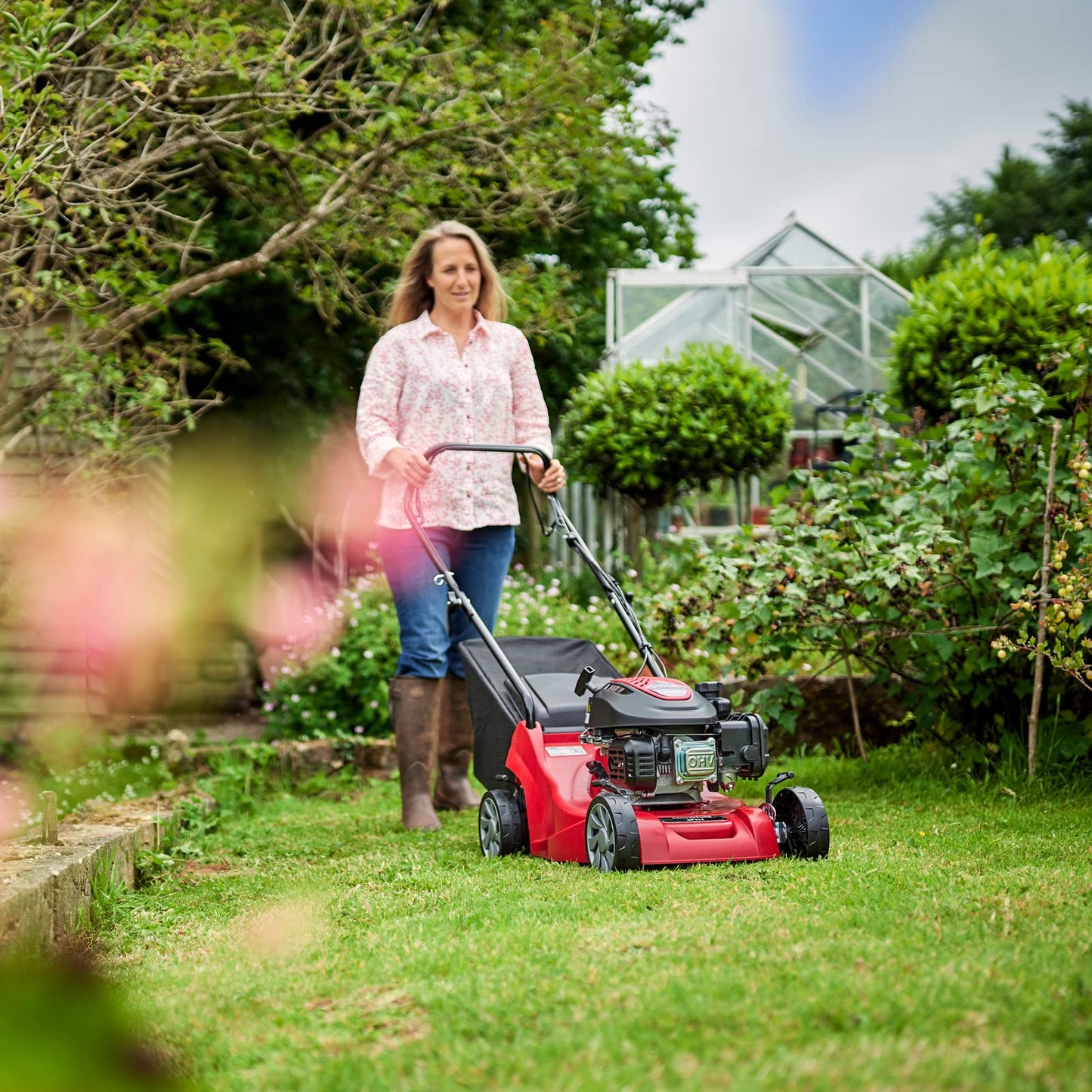 Mountfield SP41 Petrol Lawnmower, Self-Propelled, 39cm cutting width, 123cc ST120 Autochoke petrol engine, Up to 250m², Includes 40L Grass Collector