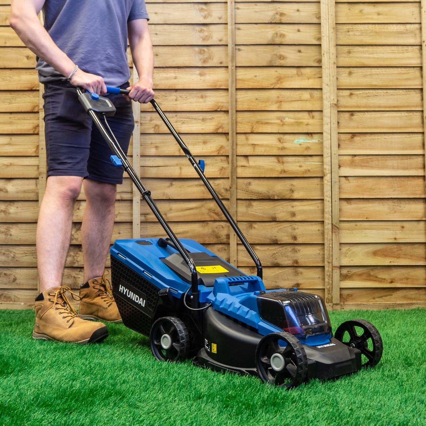 Hyundai 20V 12.6"/32cm Lawnmower Cordless 4Ah Li-Ion Battery Lawn Mower, 1 x 4Ah Lithium-Ion Battery, Charger, 5 Adjustable Heights, 30L Grass Bag, 3 Year Warranty