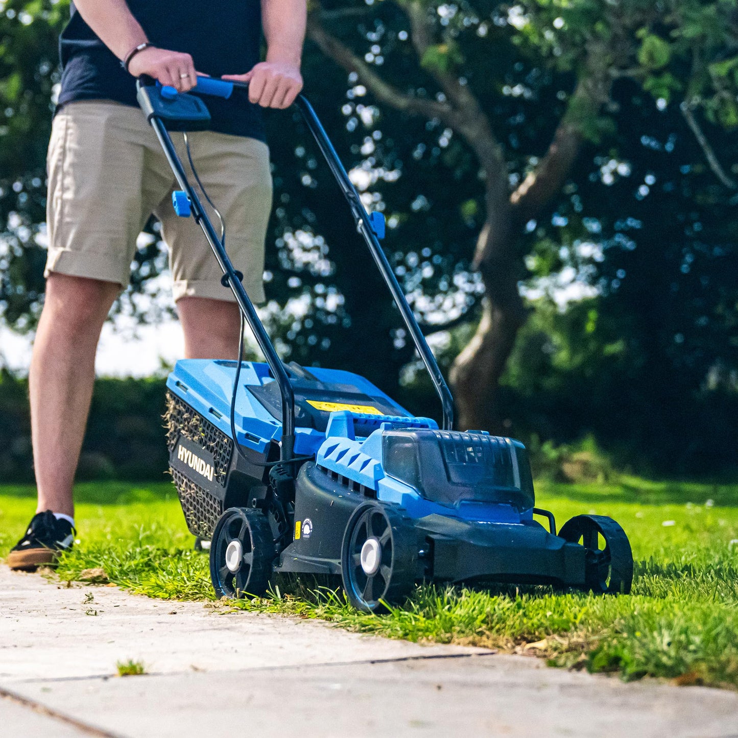 Hyundai 20V 12.6"/32cm Lawnmower Cordless 4Ah Li-Ion Battery Lawn Mower, 1 x 4Ah Lithium-Ion Battery, Charger, 5 Adjustable Heights, 30L Grass Bag, 3 Year Warranty